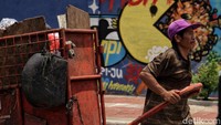 Pasalnya, sejumlah protokol kesehatan seperti rajin mencuci tangan, mengenakan masker saat beraktivitas di luar rumah, serta menerapkan jaga jarak atau physical distancing dapat menjadi beberapa cara untuk melindungi masyarakat dari penyebaran virus Corona. Dengan menerapkan protokol kesehatan, upaya penanganan dan penanggulangan virus Corono pun diharapkan dapat maksimal dilakukan.