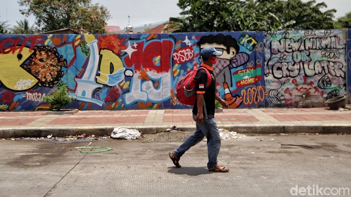 Warna-warni Mural Corona di Kawasan Sunter Jaya Mural terkait pencegahan virus Corona menghiasi kawasan Sunter Jaya. Murl itu diketahui dibuat untuk mengajak warga mematuhi protokol kesehatan.