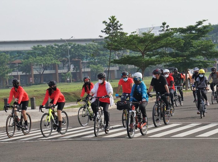 wulan guritno sepedaan