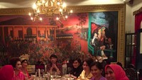 Dikelilingi sahabat-sahabat perempuannya, Adjie menikmati makan malam mewah. “Dinnger dengan sahabat di Kunstring,” ujarnya. Foto: Instagram adjinotonegoro18375