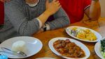 Momen Adjie Notonegoro Makan di Warung hingga Resto Mewah