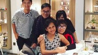Kalau ini momen bahagia Adjie saat bisa makan malam bersama sahabat-sahabatnya. Mereka tampak menikmati menu Barat di restoran di bilangan Wijaya. Foto: Instagram adjinotonegoro18375