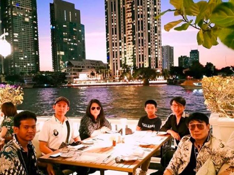 Momen Adjie Notonegoro Makan di Warung hingga Resto Mewah