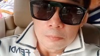 Desainer kondang ini mengatakan tiga tahun lalu merasa ditolong juru selamat. “Saya merasa Tuhan sangat dahsyat dan sangat baik dengan saya, tutur Adjie. Kini anak-anaknya pun ikut memeluk agama Kristen. Foto: Instagram adjinotonegoro18375