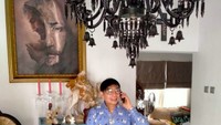 Kabar Adjie Notonegoro pindah agama disampaikan langsung oleh desainer 59 tahun ini sendiri. Di YouTube Melaney Ricardo, Adjie mengaku sudah mantap menjadi seorang Kristiani. Foto: Instagram adjinotonegoro18375