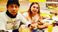Pria yang hobi pakai baju branded ini juga doyan makanan Jepang. Ia pilih sushi untuk makan siang. Foto: Instagram adjinotonegoro18375