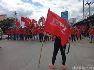 Coba Masuk Tol Cileunyi, Aksi Longmarch Buruh Bandung Dicegat Polisi