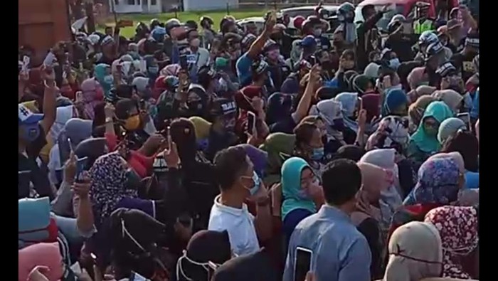 Aksi buruh tolak omnibus law di Serang.