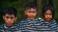 Akun tersebut mengunggah sejumlah foto pemuda dan anak-anak bermata biru. Dari keterangan lokasi yang diberikan di foto-foto itu, pemilik akun @geo.rock888, Korchnoi Pasaribu, menuliskan ada di Kendari, Sulawesi Tenggara. (Korchnoi Pasaribu)