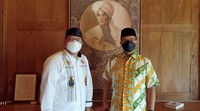 Waketum Badan Musyawarah (Bamus) DKI Eki Pitung saat berfoto bersama Gubernur DKI Jakarta Anies Baswedan. Lelang jabatan itu tercantum dalam Surat Pengumuman Nomor 5 Tahun 2020, tentang seleksi terbuka Sekretaris Daerah DKI dan Deputi Gubernur DKI tahun 2020. Surat tersebut ditandatangani oleh Ketua Panitia Seleksi Terbuka Jabatan Pimpinan Tinggi Madya Tahun 2020, Suharti pada 1 Oktober 2020.