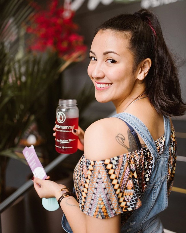 Sharena Delon juga memiliki tato yang menghiasi salah satu bagian tubuhnya. Istri dari Ryan Delon itu terlihat memiliki tato berbentuk kupu-kupu di punggungnya. Foto: Instagram/mrssharena