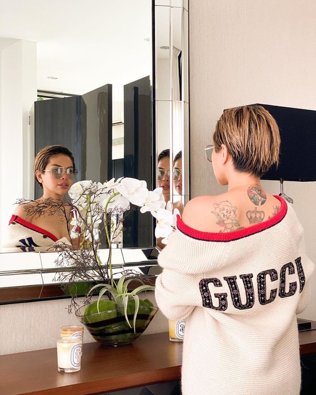 Nikita Mirzani adalah salah satu artis yang terkenal memiliki banyak tato di tubuhnya. Ibu dari tiga orang anak itu menjadikan tato sebagai alat untuk mengekspresikan dirinya. Di punggungnya sendiri, Nikita memiliki tato yang cukup banyak dan beragam. Foto: Instagram/nikitamirzanimawardi