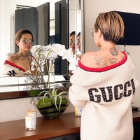 Nikita Mirzani adalah salah satu artis yang terkenal memiliki banyak tato di tubuhnya. Ibu dari tiga orang anak itu menjadikan tato sebagai alat untuk mengekspresikan dirinya. Di punggungnya sendiri, Nikita memiliki tato yang cukup banyak dan beragam. Foto: Instagram/nikitamirzanimawardi