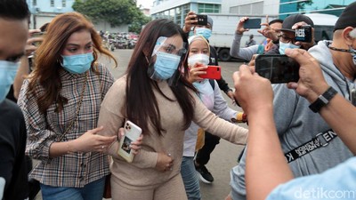 Ayu Ting Ting Bungkam Ditanya soal Calon Suami