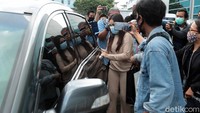 Ayu pun berlalu menuju mobilnya tanpa berkata-kata. Pool/Noel/detikFoto.