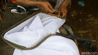 Warga menggunakan serokan sederhana yang dibuat sendiri untuk menangkap cacing.