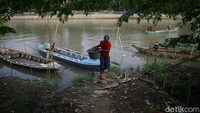 Meski pekerjaan mereka sederhan, tetapi bisa tetap bekerja dan meraup untung di tengah pandemi.