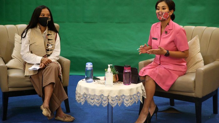 Ketua umum Bhayangkari Fitri Idam Aziz, Shinta Nana Sudjana Ketua Bhayangkari daerah Polda Metro Jaya dan Diah K Wijayanti Ketua Perempuan Pelestari Budaya saat talks show Bhayangkari Peduli UMKM secara virtual di Jakarta, Selasa (6/10/2020). Persatuan istri anggota polri Bhayangkari peduli umkm dengan membuat talkshow dan memperkanalkan batik pitung dari pesisir utara Jakarta.