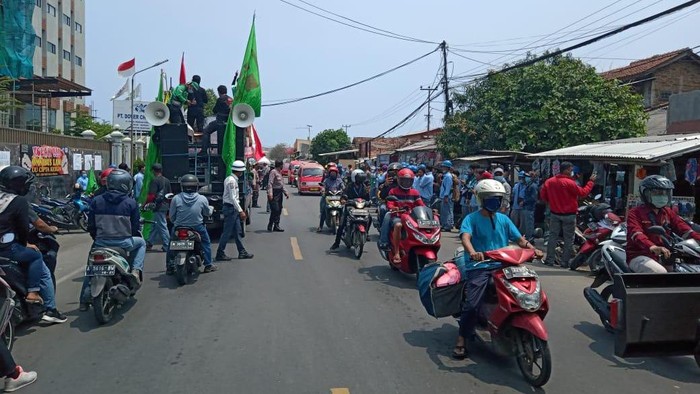 Aksi buruh di Cilegon, Banten, tolak UU Cipta Kerja, Selasa (6/10/2020).