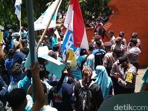 Tolak Omnibus Law, Buruh Gelar Aksi di DPRD Kabupaten Cirebon