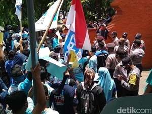 Tolak Omnibus Law, Buruh Gelar Aksi di DPRD Kabupaten Cirebon