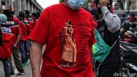 Moyoritas buruh mengikuti aksi dengan mengenakan kaos berwarna merah.