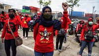 Buruh perempuan juga ambil bagian dalam aksi tersebut.