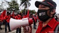 Orator terus berorasi di hadapan para buruh.