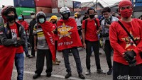 Mereka menolak pengesahan RUU Omnibus Law Cipta Kerja menjadi Undang-Undang.