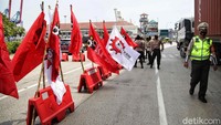 Aksi ini mendapat penjagaan dari aparat kepolisian.