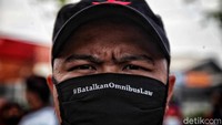 Mereka meminta pengesahan UU Omnibus Law Cipta Kerja dibatalkan.