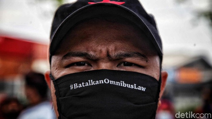 Puluhan buruh yang tergabung Konfederasi Persatuan Buruh Indonesia (KPBI) melalukan aksi unjuk rasa di kawasan Pos 9 Tanjung Priok, Jakarta Utara, Selasa (6/10). Dalam aksi tersebut mereka menolak pengesahan RUU Cipta Kerja atau Omnibus Law.