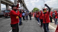 Puluhan buruh menggelar aksi di Pos 9 Tanjung Priok, Jakarta Utara, Selasa (6/10/2020).