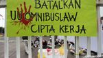 Buruh di Cikarang Gotong Keranda DPR