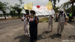 Buruh di Cikarang Gotong Keranda DPR
