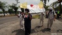 Buruh juga memasang bendera kuning di keranda bertuliskan DPR tersebut.