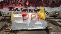 Keranda tersebut sebagai tanda kekecewaan terhadap pengesahan Omnibus Law kemarin.