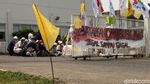 Buruh di Cikarang Gotong Keranda DPR