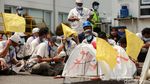 Buruh di Cikarang Gotong Keranda DPR