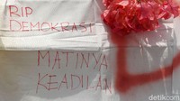 Keranda berwarna putih itu bertuliskan RIP Demokrasi, Matinya Keadilan.