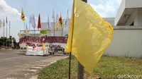 Aksi ini merupakan buntut dari pengesahan UU Cipta Kerja oleh DPR kemarin.