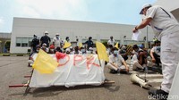 Meski tidak keluar pabrik, mereka terus berorasi dan melakukan mogok kerja.