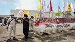 Buruh di Cikarang Gotong Keranda DPR