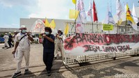 Sejumlah buruh di Cikarang menggotong keranda bertuliskan DPR.