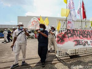 Buruh di Cikarang Gotong Keranda DPR