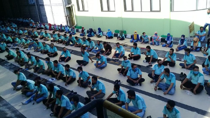 Buruh di Demak, Jawa Tengah, gelar doa bersama tolak UU Cipta Kerja atau Omnibus Law, Selasa (6/10/2020)