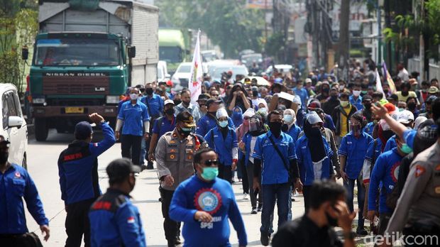 Buruh melakukan longmarch untuk menolak pengesahannya Omnibus Law. Namun sebelum sampai di lokasi aksi di kantor Pemkab Bekasi, buruh dimintai untuk putar balik.
