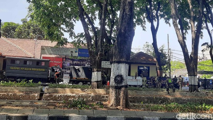 buruh surabaya demo tolak ruu cipta kerja