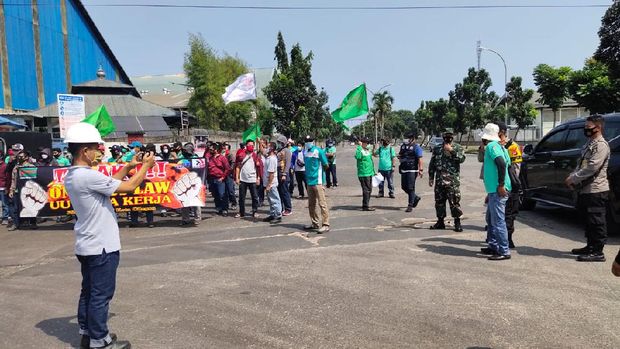 Aksi buruh di Cilegon, Banten, tolak UU Cipta Kerja, Selasa (6/10/2020).