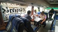 Wisatawan tinggal duduk manis sambil menikmati pemadangan kota. 